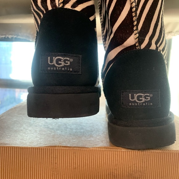 UGG Australia Women’s Classic Short Exotic Boot - Picture 13 of 16